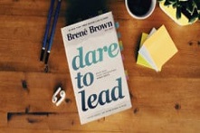 人力资源总监Lorea Seidel获得BrenéBrown的“敢于领导”主持人认证