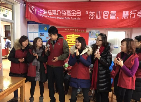 阜兴汇家办员工为老人们献唱。