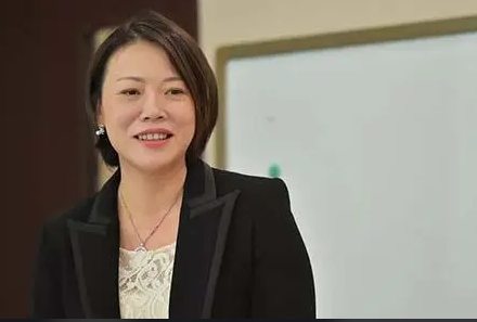 亚洲女首富杨惠妍在中国房地产危机中损失了一半财富
